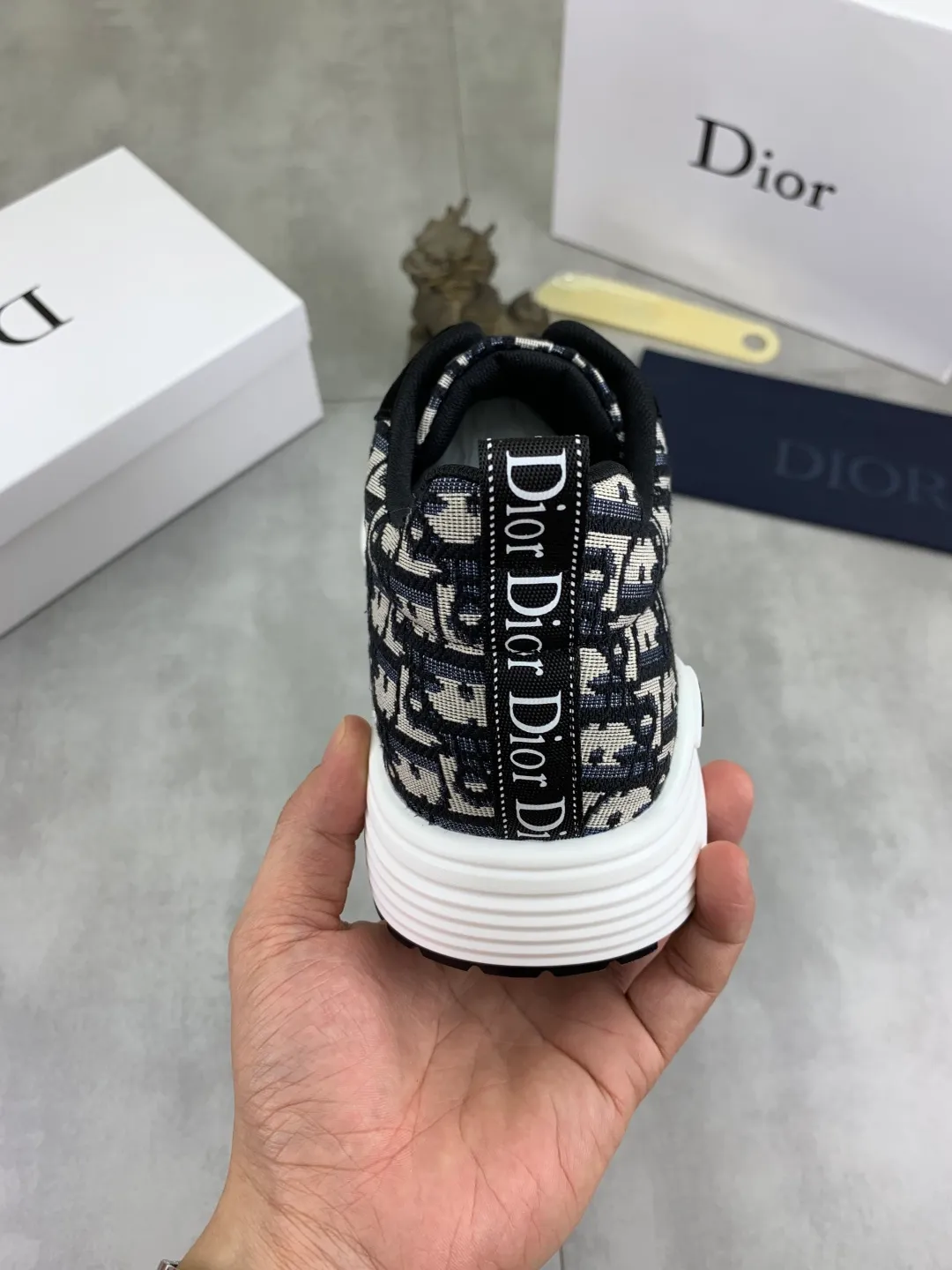 Men's shoes 💰P420 New Dior Chrono 2025 new product B30 series, in white and black fly woven series, decorated with computer-printed CD logo on both sides, star patch on the tongue and Dior logo on the heel, many details highlight the style. The interior is matched with the original color matching mesh, and the interior of the body is supported by low-temperature shaping sheets, and is filled with light feather cotton to keep the interior full and soft against the feet. The exclusive open-molded outsole adopts a one-piece molding process, so there is no need to worry about problems such as the opening and falling of sole decorative accessories. It is light and comfortable to wear, yet strong and wear-resistant. The two-color shoelaces are accessorized with exquisite metal five-pointed star pendants, creating a high-end, trendy and casual look at all times. Color: 5️⃣ colors available, code number: 38-44 (45 customized)
